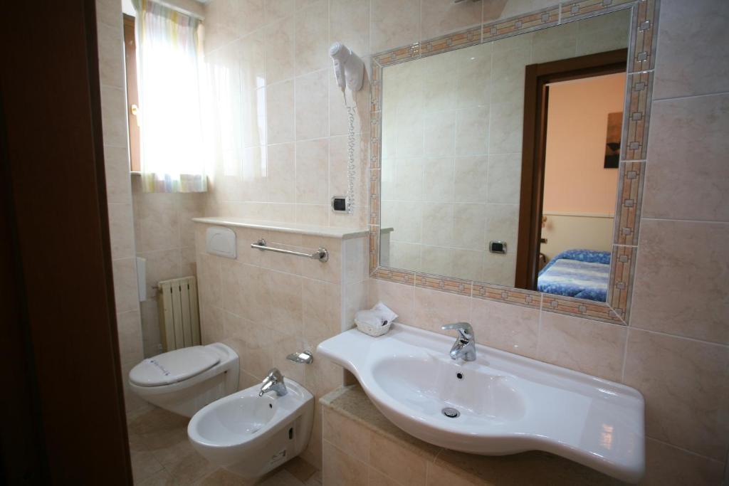 Hotel I Duchi Камеріно Номер фото